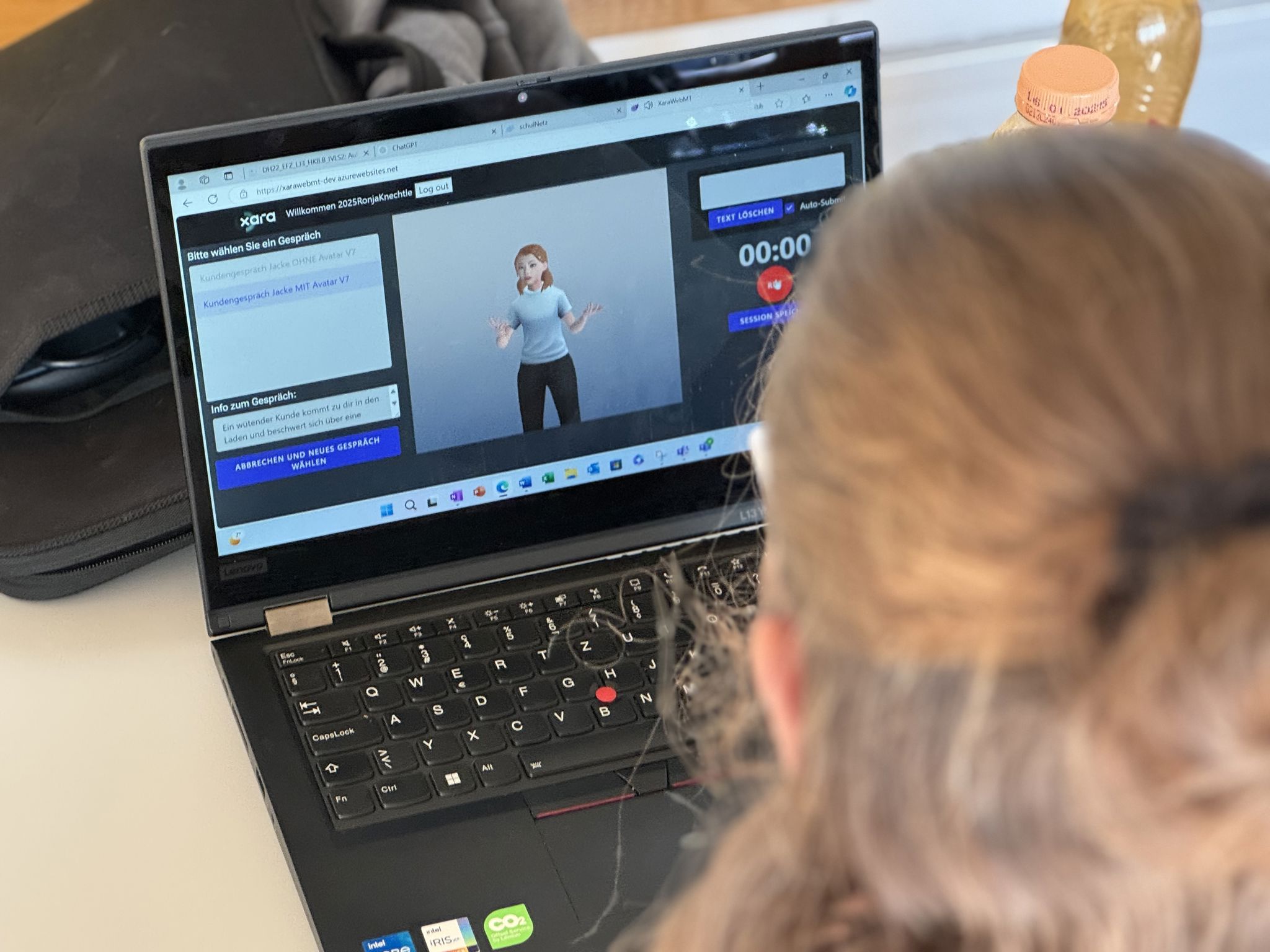 Eine Berufslernende am Berufsbildungszentrum Herisau testet die halb-immersive Desktop-Version des virtuellen Kommunikationstrainings