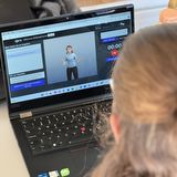 Eine Berufslernende am Berufsbildungszentrum Herisau testet die halb-immersive Desktop-Version des virtuellen Kommunikationstrainings