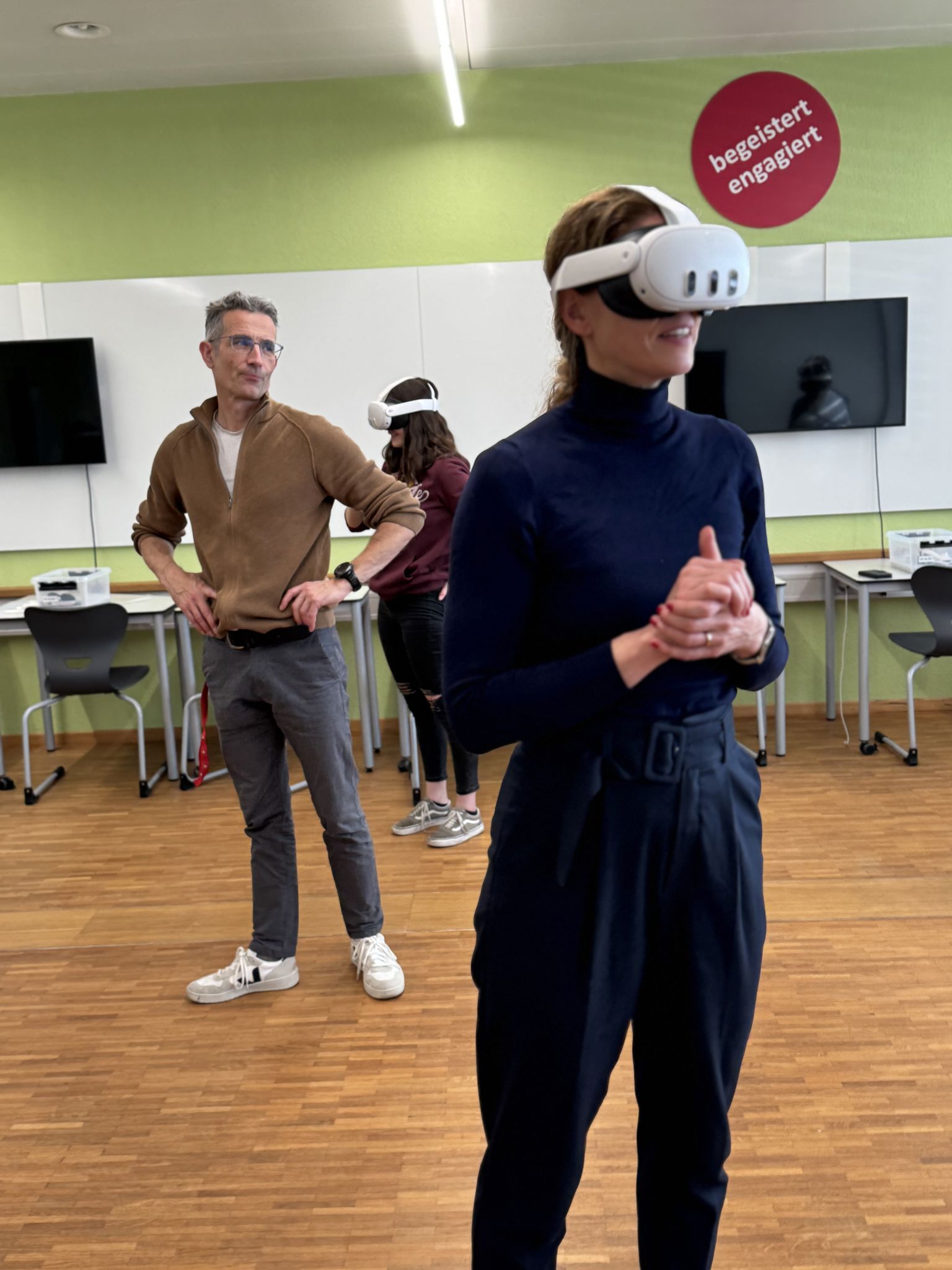 Lehrpersonen am Berufsbildungszentrum Herisau testen die voll-immersive Version des viertelten Kommunikationstrainings
