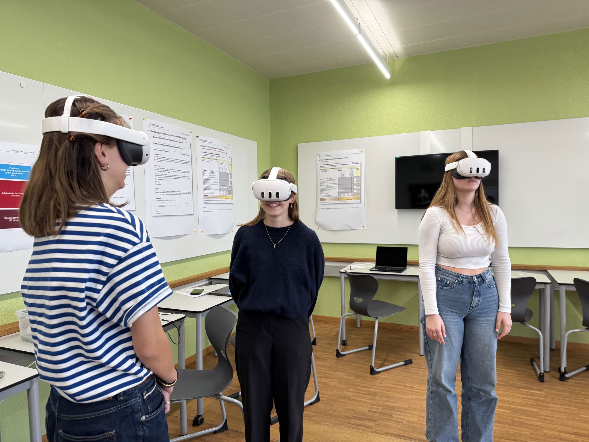 Berufslernende am Berufsbildungszentrum Herisau testen die voll-immersive Version des virtuellen Kommunikationstrainings